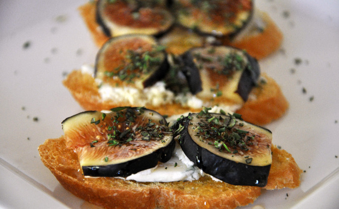 Crostini with figs and Gorgonzola