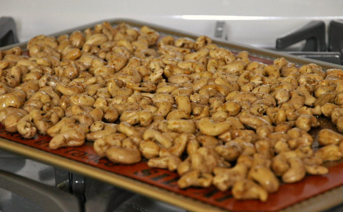 Maple-Glazed Spicy Herbed Cashews