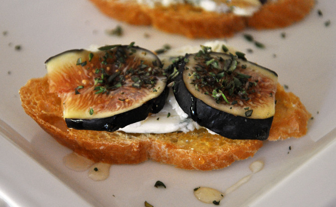 Crostini with figs and Gorgonzola