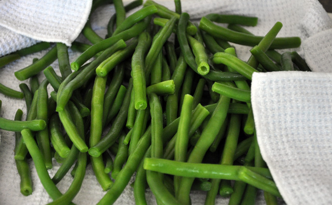 Green bean salad with grilled red onions