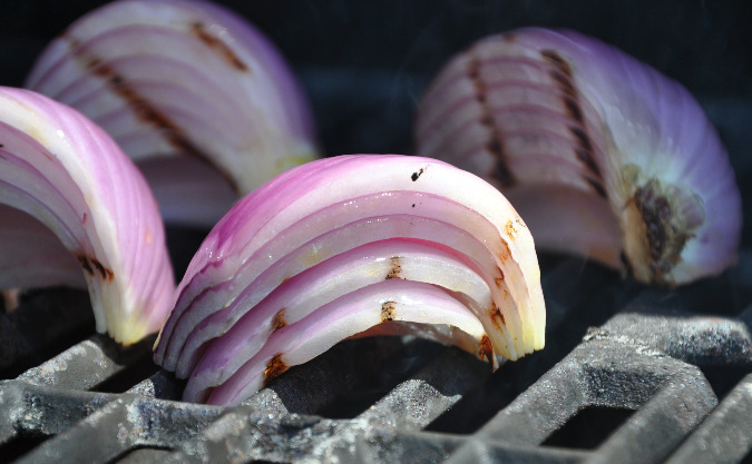 Green bean salad with grilled red onions