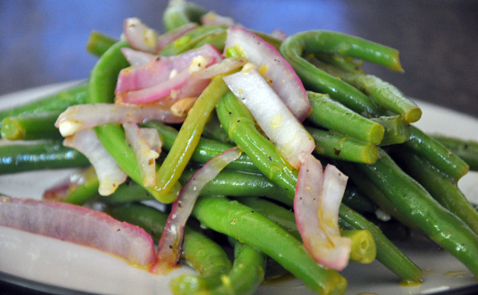 Green bean salad with grilled red onions