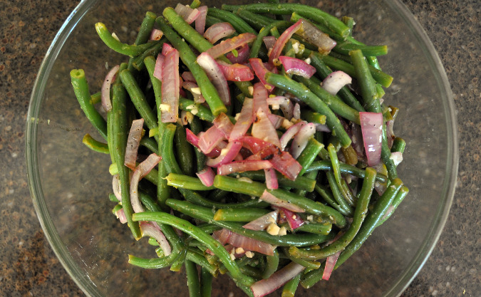 Green bean salad with grilled red onions